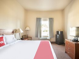 OYO Townhouse Clute Lake Jackson