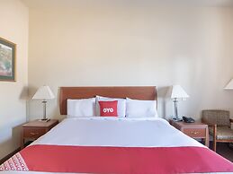 OYO Townhouse Clute Lake Jackson