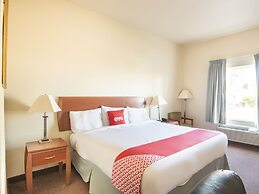 OYO Townhouse Clute Lake Jackson