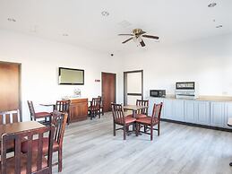 OYO Townhouse Clute Lake Jackson