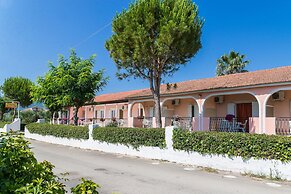 Roussa's Studios and Apartments