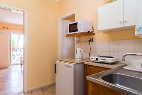 Roussa's Studios and Apartments