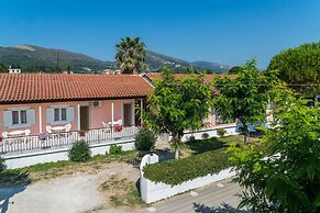 Roussa's Studios and Apartments