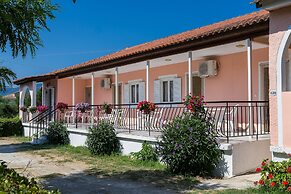 Roussa's Studios and Apartments