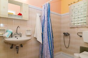 Roussa's Studios and Apartments