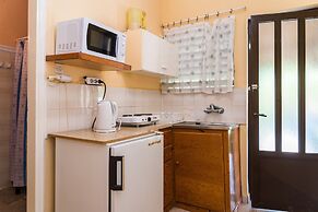 Roussa's Studios and Apartments