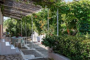 Roussa's Studios and Apartments