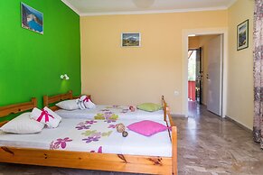 Roussa's Studios and Apartments