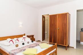 Roussa's Studios and Apartments