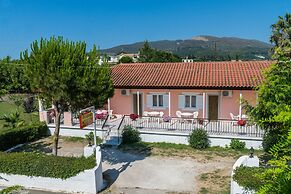 Roussa's Studios and Apartments