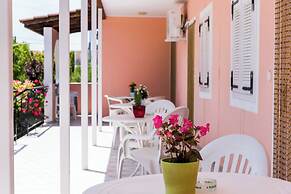 Roussa's Studios and Apartments