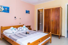 Roussa's Studios and Apartments