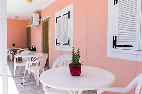 Roussa's Studios and Apartments