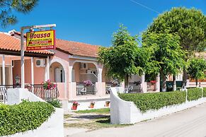 Roussa's Studios and Apartments