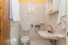 Roussa's Studios and Apartments