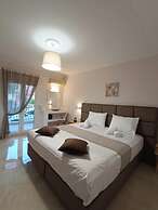 Roussa's Studios and Apartments
