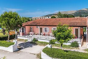 Roussa's Studios and Apartments