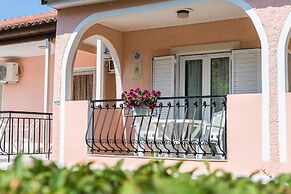 Roussa's Studios and Apartments