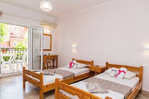 Roussa's Studios and Apartments