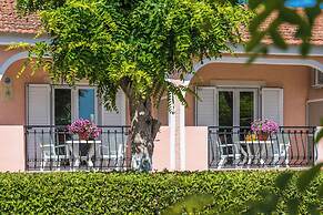 Roussa's Studios and Apartments