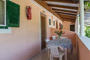 Roussa's Studios and Apartments