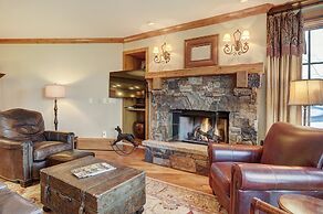 Luxurious 2 Bedroom0 Feet From The Slopes! Condo by RedAwning