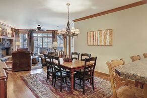 Luxurious 2 Bedroom0 Feet From The Slopes! Condo by RedAwning