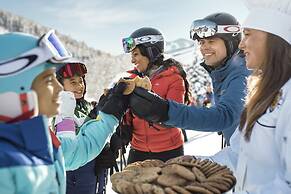 Luxurious 2 Bedroom0 Feet From The Slopes! Condo by RedAwning