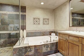 Luxurious 2 Bedroom0 Feet From The Slopes! Condo by RedAwning