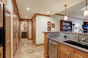 Luxurious 2 Bedroom0 Feet From The Slopes! Condo by RedAwning