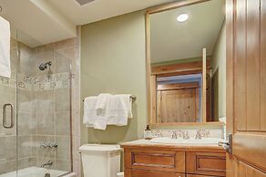 Luxurious 2 Bedroom0 Feet From The Slopes! Condo by RedAwning