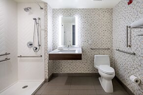 Holiday Inn Long Island-Islip Arpt East by IHG