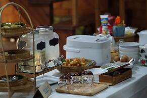 Tha Ma-O Bouteak Homestay