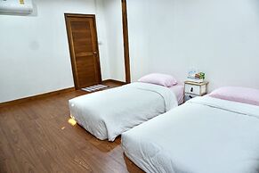 Tha Ma-O Bouteak Homestay