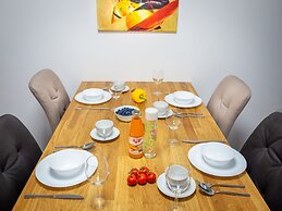 Mark's Penthouse Apartments managed by SKY9 Apartments