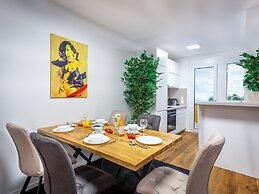 Mark's Penthouse Apartments managed by SKY9 Apartments