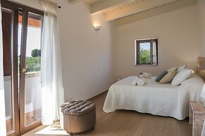 TD Trulli Saveni Trulli with Pool Near the Centre