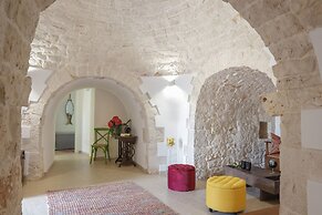 TD Trulli Saveni Trulli with Pool Near the Centre