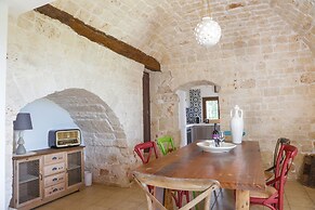 TD Trulli Saveni Trulli with Pool Near the Centre