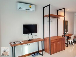 Louis' Runway View Hotel