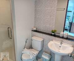 Louis' Runway View Hotel