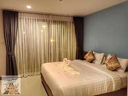 Louis' Runway View Hotel