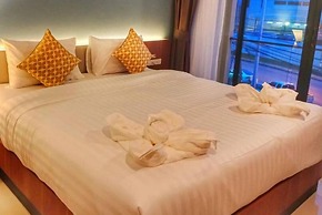 Louis' Runway View Hotel