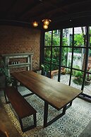 The LOCAL Ari - Hostel