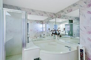 Seahorse Waterfront Pool Home