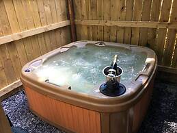 Prancing Hare Lodge Hot Tub