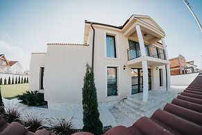 Carla Residence