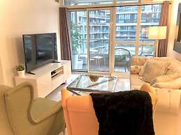 Toronto Downtown Suites CN Tower View