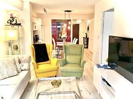 Toronto Downtown Suites CN Tower View