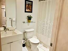 Toronto Downtown Suites CN Tower View